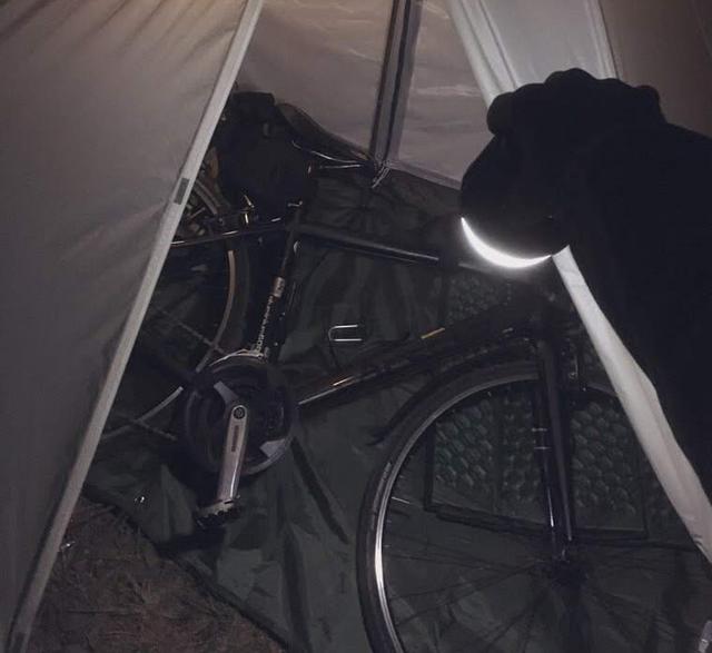 画像: 筆者撮影 夜に自転車を前室へしまった様子