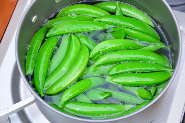 画像: スジを取り除いてから茹でる。茹でてから料理にアレンジ