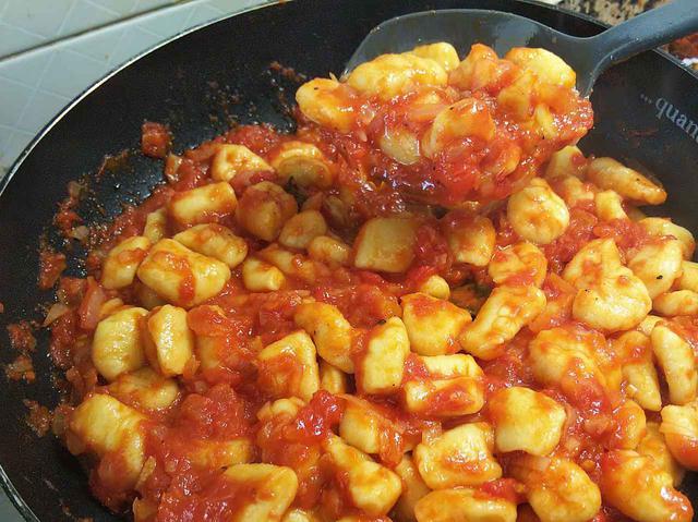 画像: 筆者撮影 ニョッキをトマトソースと絡める