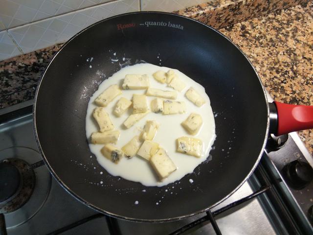 画像: 筆者撮影 牛乳とゴルゴンゾーラチーズを混ぜ合わせる