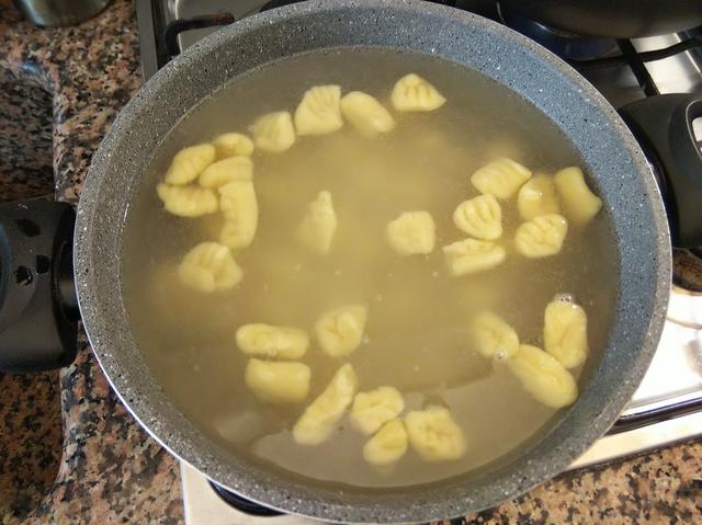 画像: ニョッキが浮き上がってくる 筆者撮影