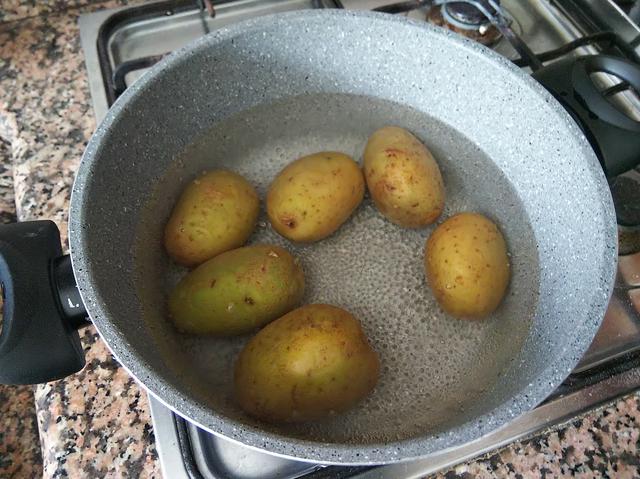 画像: 筆者撮影 じゃがいもを茹でる