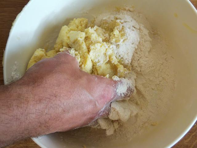 画像: 筆者撮影 じゃがいもを小麦粉、卵とこね合わせる