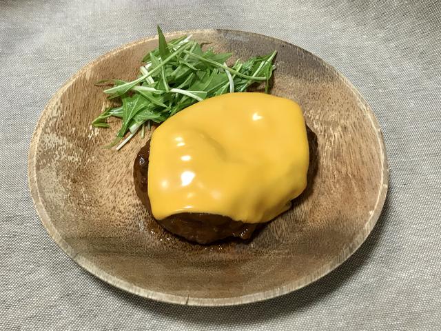 画像: 筆者撮影 今回はバンズが無かったためハンバーガーでなく「ハンバーグ」を作りました