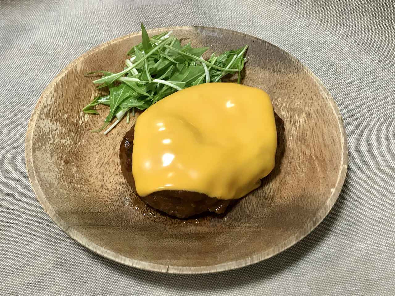 画像: 筆者撮影 今回はバンズが無かったためハンバーガーでなく「ハンバーグ」を作りました