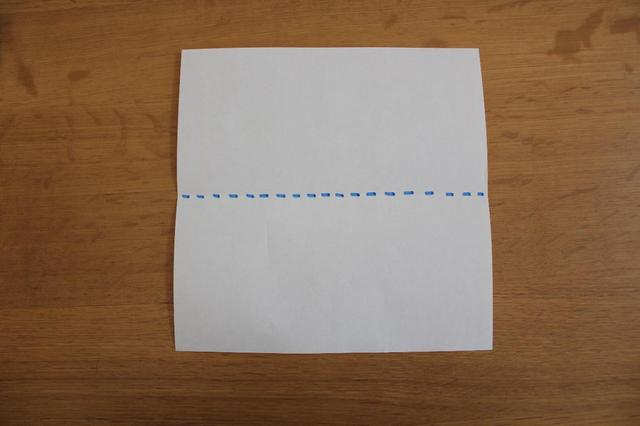 画像: 1.色紙を裏返し線で半分に折る⇒ (筆者撮影)