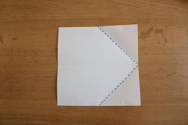 画像: 2.再度開いて元に戻し真ん中の折筋に合わせるように点線で三角に折る⇒ (筆者撮影)
