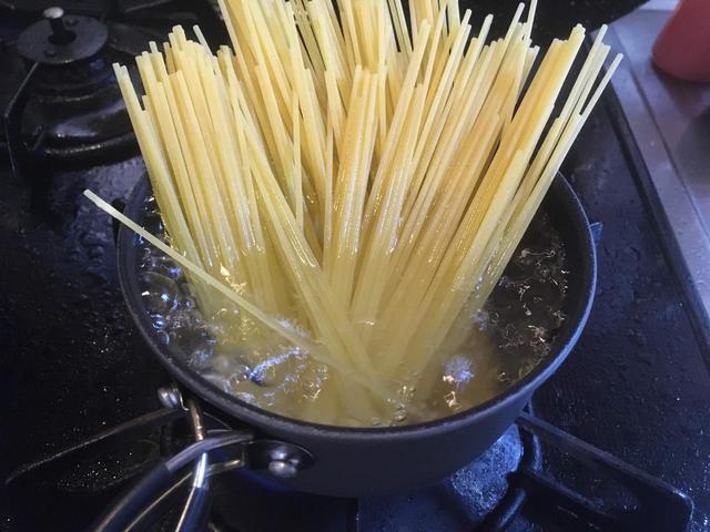 画像: 筆者撮影 ミニポットで茹でるので半分に割ったパスタを使います