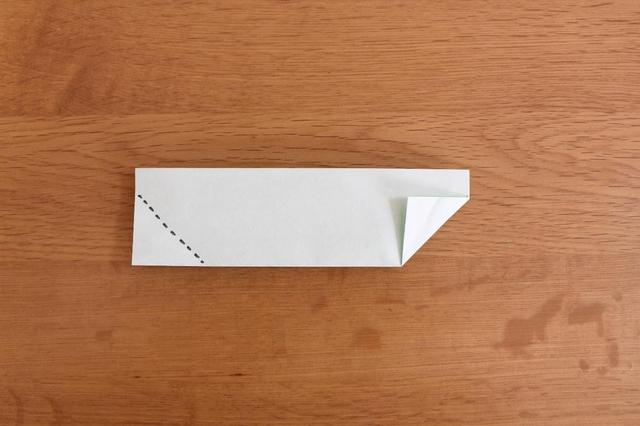 画像: 8.「5」のように反対側も点線に合わせて角を三角に折る⇒ (筆者撮影)