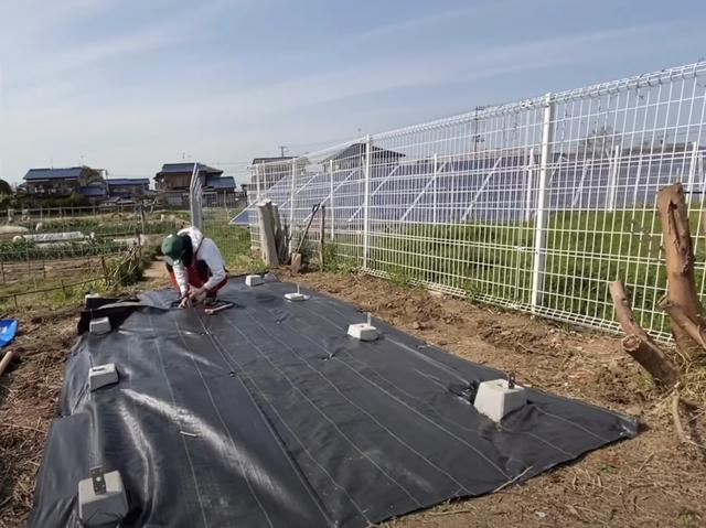 画像: 【タケト家の秘密基地作り#12】より 防水シートを張ることで、床下に雑草が生えるのを防ぐことができます。
