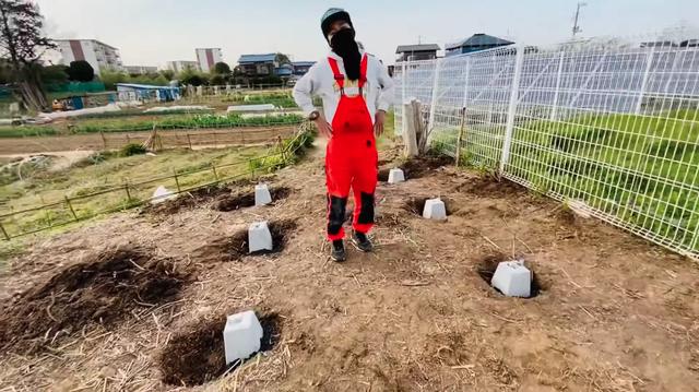 画像: 【タケト家の秘密基地作り#9】より 基礎作りを終えて、満身創痍のタケトさん。