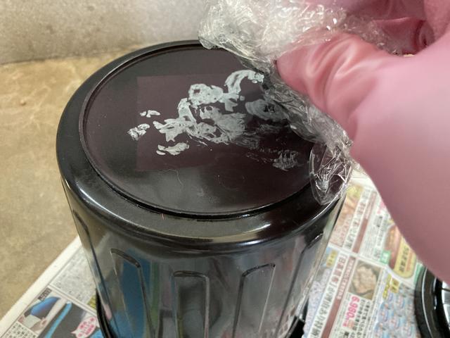 画像: 筆者撮影 手順3 塗料の付いた部分で叩き始める様子