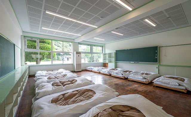 画像: 教室には、畳で作られたオリジナルのベットが並ぶ Ready to Flight! NARITA HPより