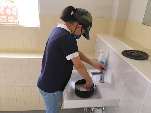 画像: ドキッとする炊事場 形に少し動揺するが、この部屋には綺麗な水道が4つ。決してトイレではない。