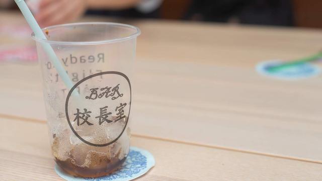 画像: 2杯目からは容器代割引「BAR校長室」のオリジナルカップ。 campeena.com