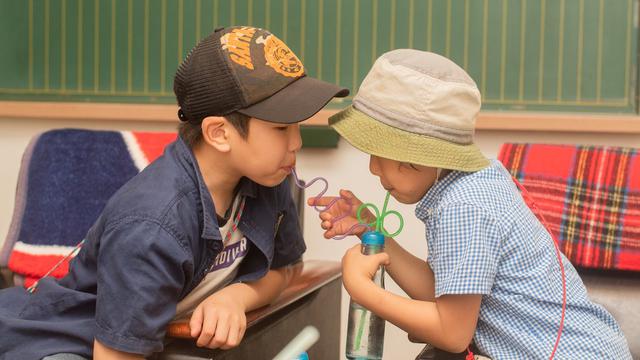 画像: 校長室のソファーは、やっぱり座り心地抜群!フワフワだった。 campeena.com