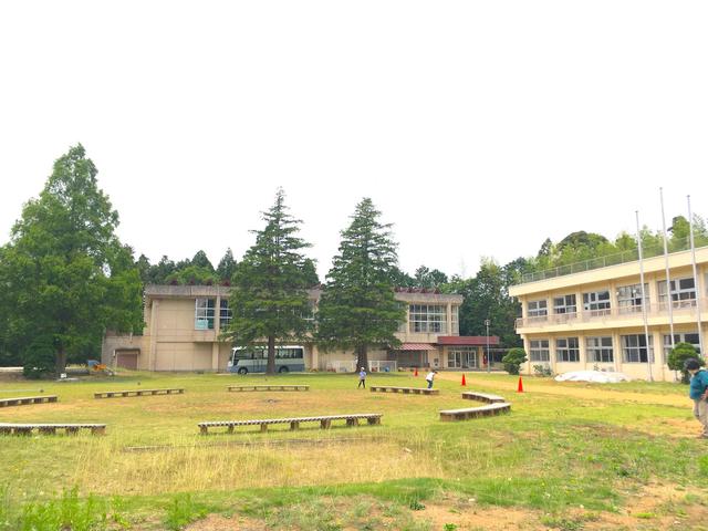 画像: 奥の建物が体育館。〜22時まで3000円/時で利用が可能。 campeena.com