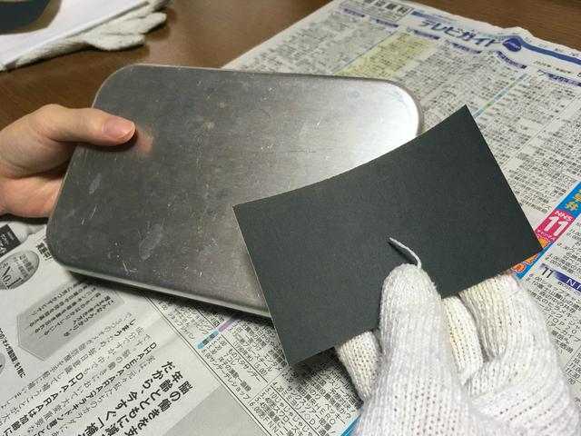 画像: (筆者撮影:新聞紙をひいておくと汚れずに済む)