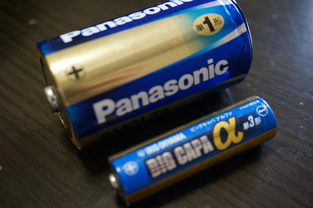 画像: 筆者撮影「単一電池よりコンパクトな単三電池を採用」