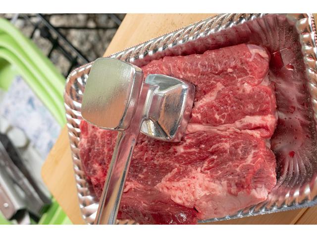 画像: 筆者撮影 肉を叩いて柔らかくおいしく
