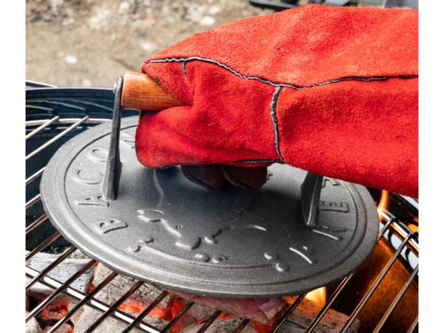 画像: 筆者撮影 お肉をプレスしておいしい焼き目をつける