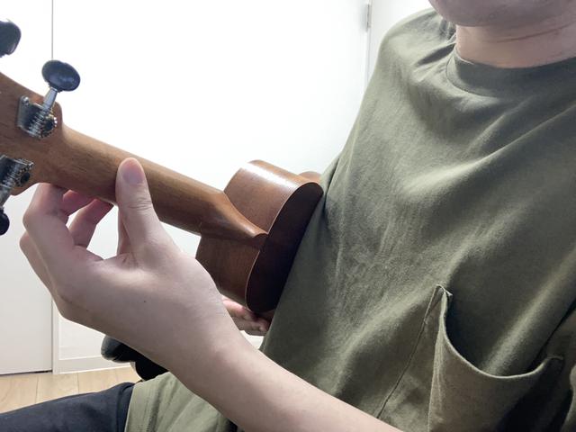 画像: 画像3:親指の先だけでネック裏を押さえている (筆者撮影)