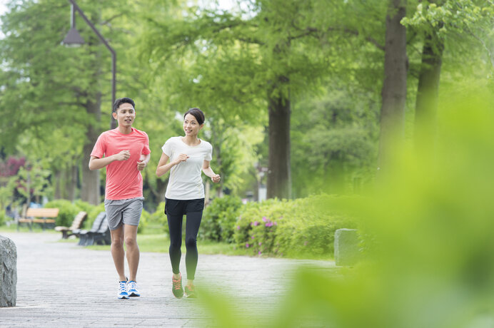 画像: 夏は涼しい時間に木陰のある場所で走りましょう