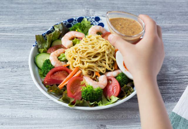 画像: 野菜がメイン。ゴマだれが定番