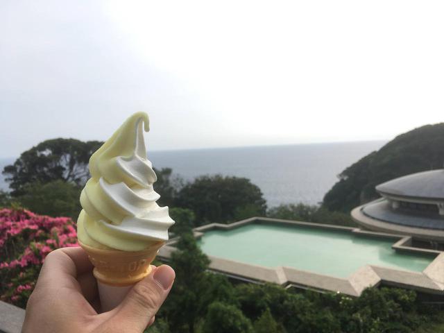 画像: 筆者撮影 湘南ゴールドソフトクリームやタコせんべいなど、湘南ならではのおやつも食べられます。 (あさひ本店 頂上店/亀ヶ岡広場)