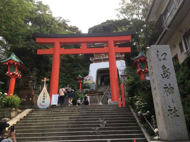 画像: 筆者撮影 江島神社 ここからずんずんと階段を上っていきます