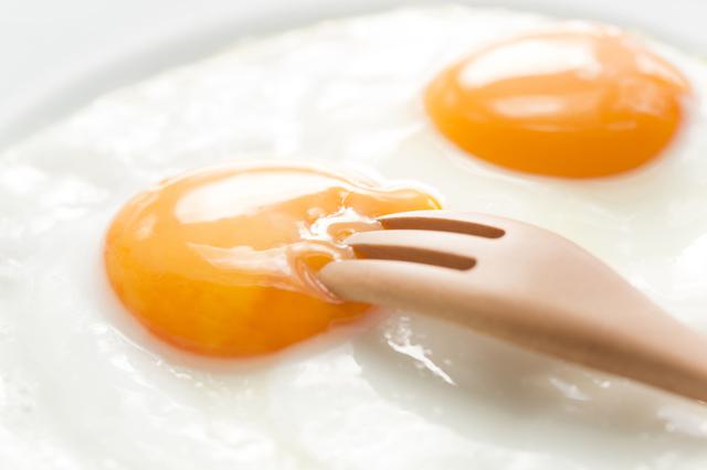 画像: トロッとおいしい半熟卵は水分が多く 食中毒の原因となる菌が繁殖しやすい!?