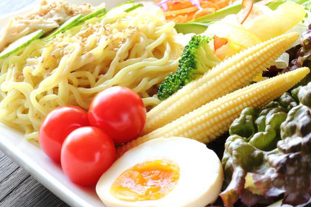 画像: 器が四角いと、サラダらしくなる