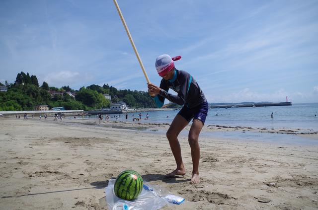画像: 夏キャンプでの「スイカ割り」→潰れてしまったスイカ、どうしてる?