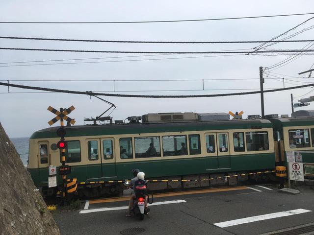 画像: 筆者撮影 住宅街の道路です。撮影時はマナーを守って、車に気を付けて歩道から。