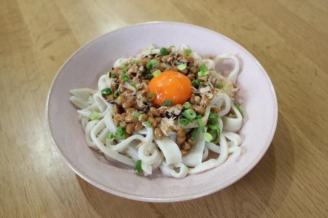 画像: レシピ2.「納豆と塩昆布の釜玉うどん」 (筆者撮影)
