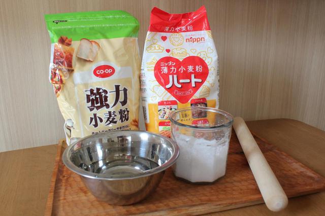 画像: 手打麺の材料と道具 ※中力粉は薄力粉と強力粉を混ぜて作りました (筆者撮影)