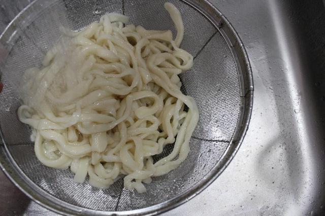 画像: 手順9 茹で上がった麺を流水で洗って完成! (筆者撮影)