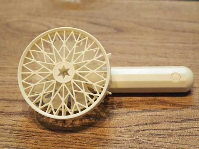 画像: ダイソー / ハンディ扇風機 500円(税抜)商品 (画像:筆者撮影)