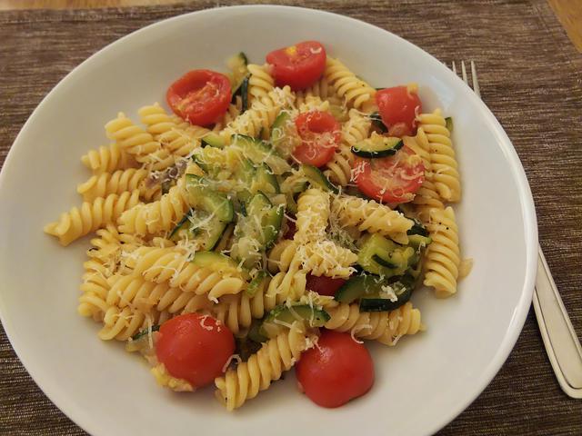 画像: 手順4.ズッキーニとミニトマトのパスタ完成 (筆者撮影)