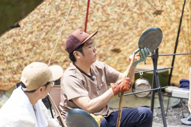 画像: Photographer 吉田 達史 焚き火フライパンの準備をする小木さん