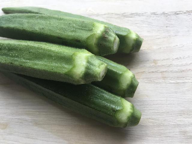 画像: 【オクラの下ごしらえ】ヘタの周りを面取りすれば丸ごと食べられる 塩でうぶ毛取り(板ずり)すると◎