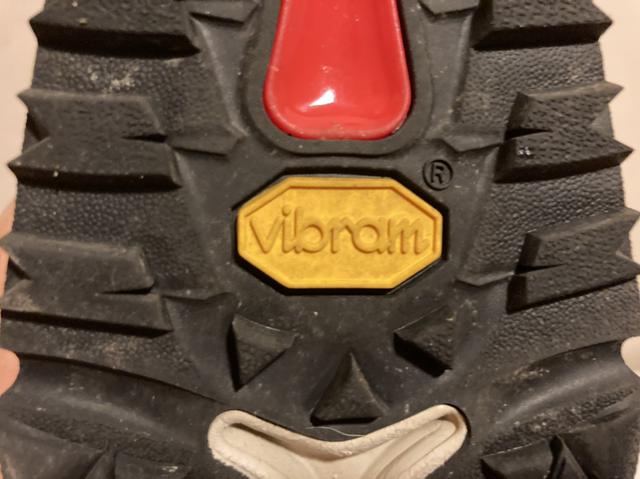 画像: ダナーの靴にはビブラム(Vibram)のロゴが刻印されています (筆者撮影)