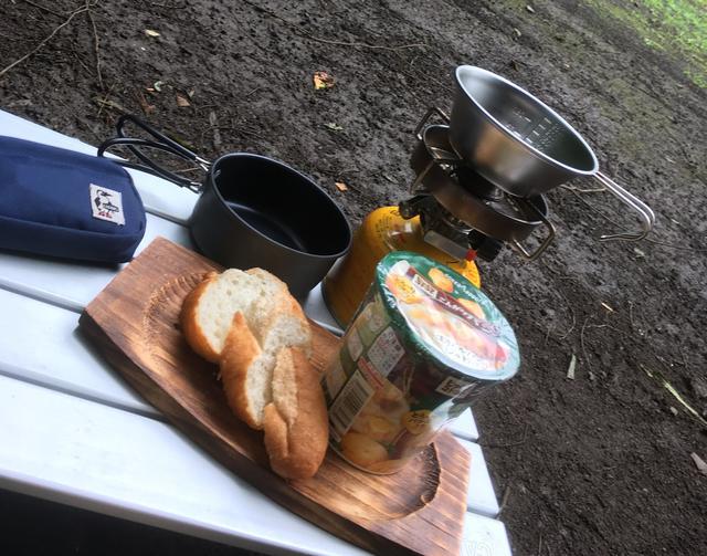 画像: 筆者撮影 ある日の朝食。パンとインスタントスープ!