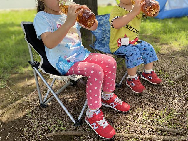 画像: コンパクトなキャンプチェアは3歳(身長102cm)と1歳(身長87cm)が座るとこんな感じです (筆者撮影)