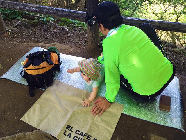 画像: 筆者撮影 0歳の娘を連れて筑波山登山。休憩時は銀マットの上をハイハイ