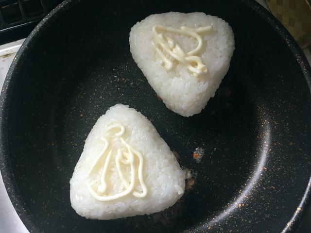 画像: (筆者撮影:裏返す前にマヨネーズをのせておく)