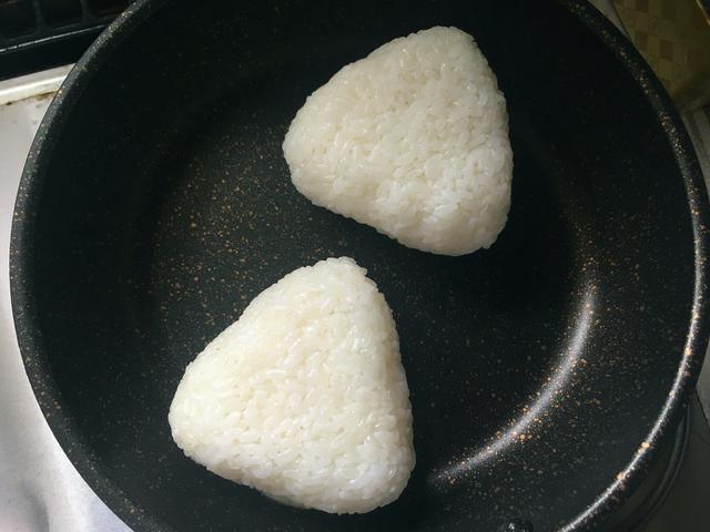 画像: (筆者撮影:マヨネーズの上におにぎりをセットする)