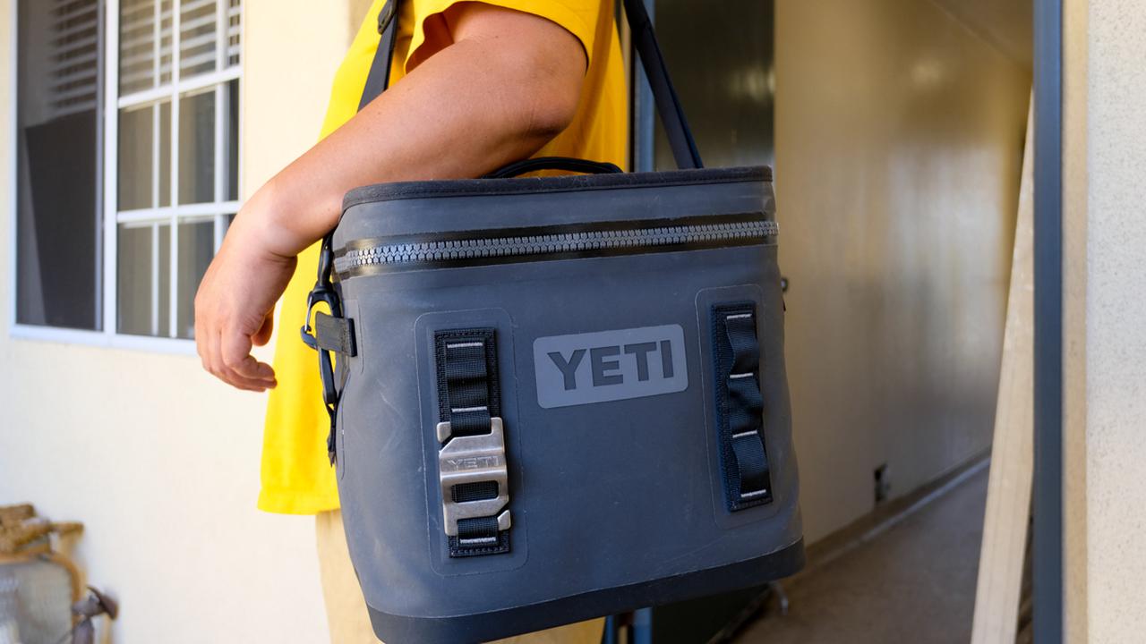 YETI『ソフトクーラーボックス』はキャンプで大活躍! コンパクトで