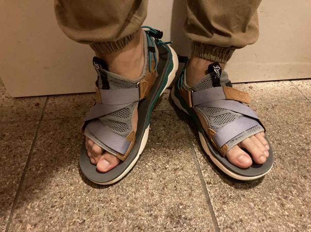 画像: 裸足で履いた状態 (筆者撮影)