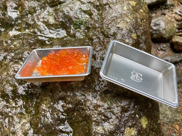 画像: 釣り針に仕掛けて魚をおびき寄せます (筆者撮影)